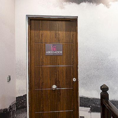 escalera lb abogados valdemoro especialistas en divorcios sin acuerdo, reclamaciones, desahucios, derecho laboral, herencias y sucesiones